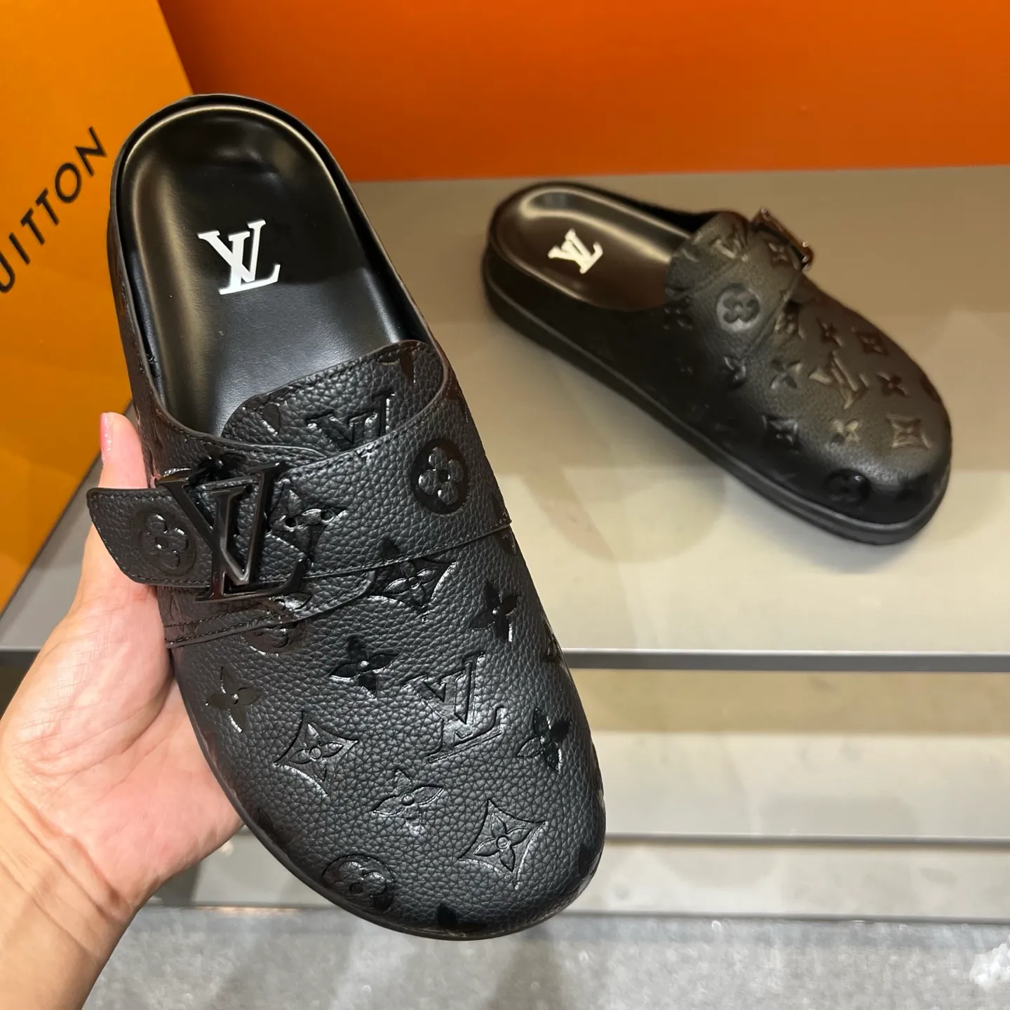 P380 LV Easy 2025 new men's casual sandals, made of suede cow leather, with Monogram pattern to highlight the trendy style. Adjustable straps illuminated with LV letters, while a resilient insole and micro outsole provide lightweight comfort. Made of suede cow leather with embossed Monogram pattern and brand element metal hardware✅Adjustable straps➕Tough insole‼ ️Micro outsole. Comfortable and easy to wear‼ ️ size: 38-45 (45 customized)